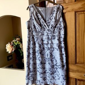 Women’s v-neck sleeveless dress